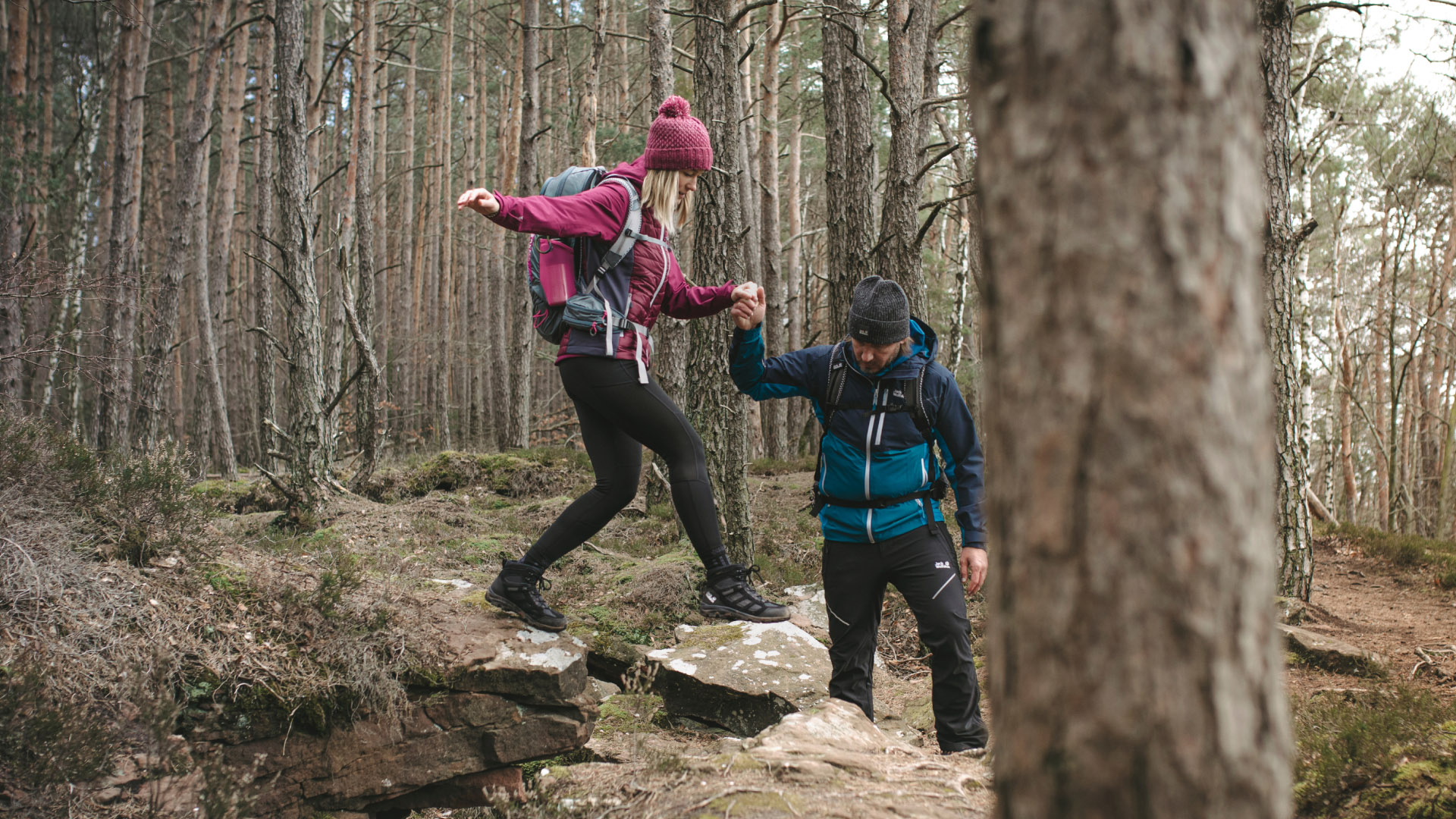 Woman and Men are wearing Jack Wolfskin Backpack and Jacket in ornage and blue